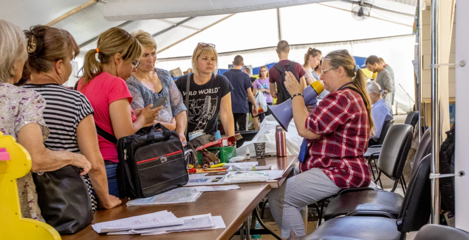 Volunteer Natalya (at the table) helps refugees leave for a safe place <span class="copyright">Oleksandr Medvedev / NV</span>