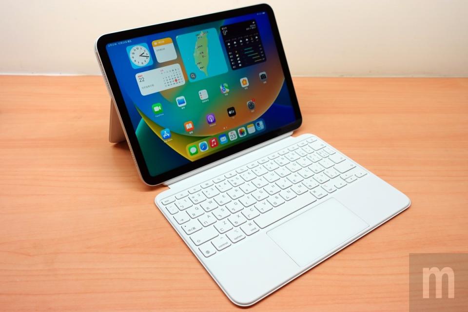 ▲裝上巧控鍵盤雙面夾之後，即可讓第10代iPad換身成一款小型「筆電」