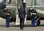 U.S. President Barack Obama boards Marine One upon his arrival in Eugene, Oregon October 9, 2015. REUTERS/Kevin Lamarque