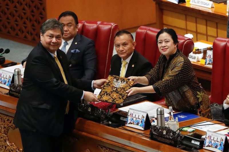 Indonesian Coordinating Minister for Economic Affairs, Airlangga Hartarto attends a photo session with House Speaker Puan Maharani during the parliamentary plenary meeting in Jakarta