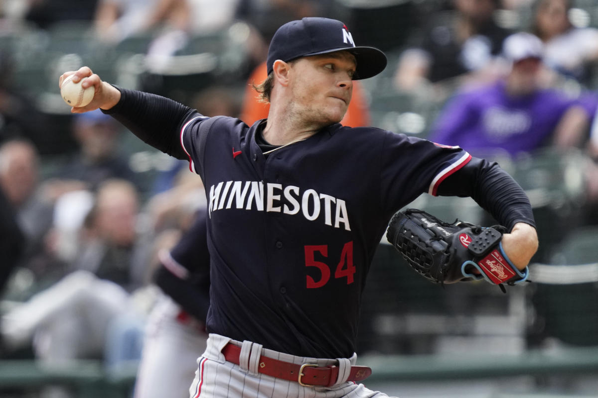 Former Chicago White Sox player Ron Kittle throws out a ceremonial first  pitch before a baseball game between the Minnesota Twins and the Chicago  White Sox in Chicago, Sunday, Sept. 17, 2023. (