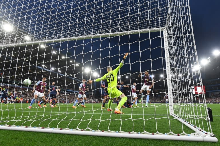 L'attaquant d'Aston Villa Ollie Watkins (à droite) ouvre le score de la tête face à Lille lors du quart de finale aller de la Ligue Europa Conférence (2-1 pour le club anglais) le 11 avril 2024 à Birmingham (Angleterre) (JUSTIN TALLIS)