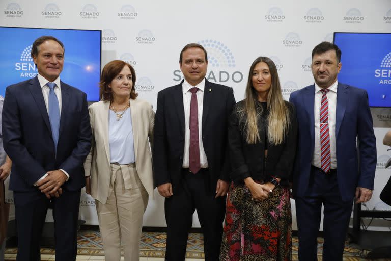 Alejandra Vigo (Córdoba), Edgardo Kueider (Entre Ríos), Guillermo Snopek (Jujuy), Carlos Espínola (Corrientes) y María Eugenia Catalfamo (San Luis), del bloque Unidad Federal