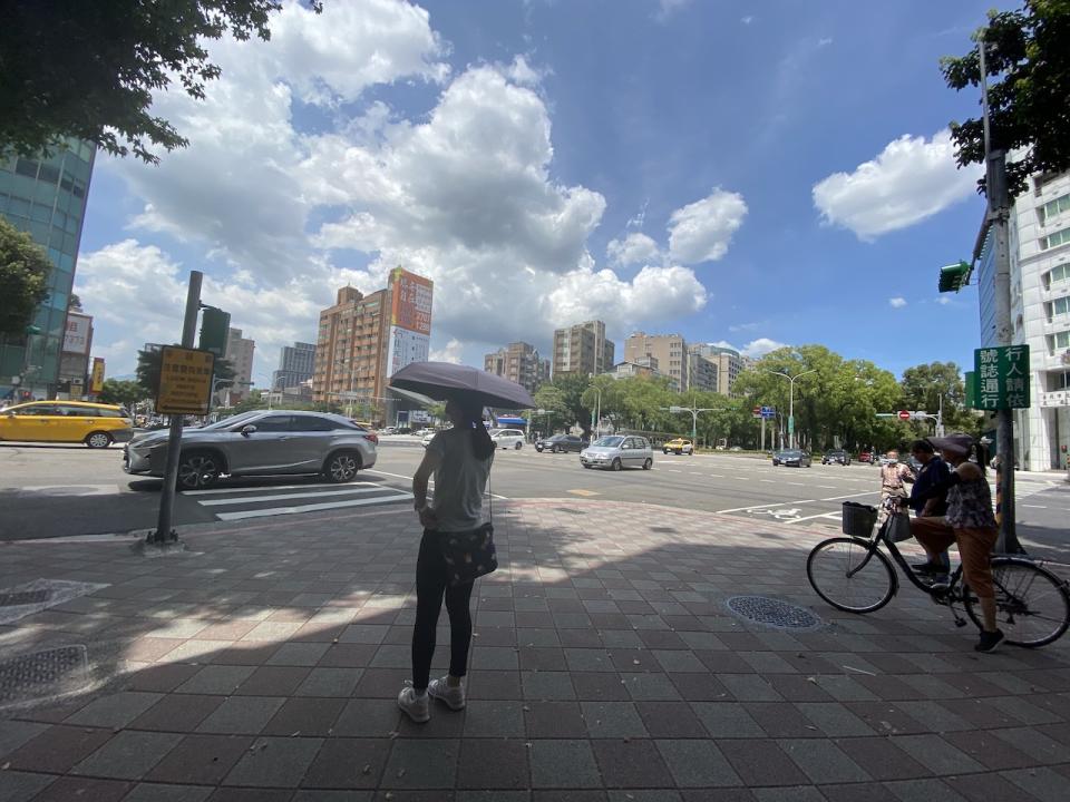 中央氣象局表示，今日屬於多雲悶熱氣候，慎防午後雷陣雨及局部性豪大雨。   圖：閻芝霖／攝