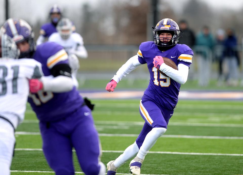 Williamsville's Harley Sharp runs the ball during the game against Tolono Unity Saturday Nov. 19, 2022.