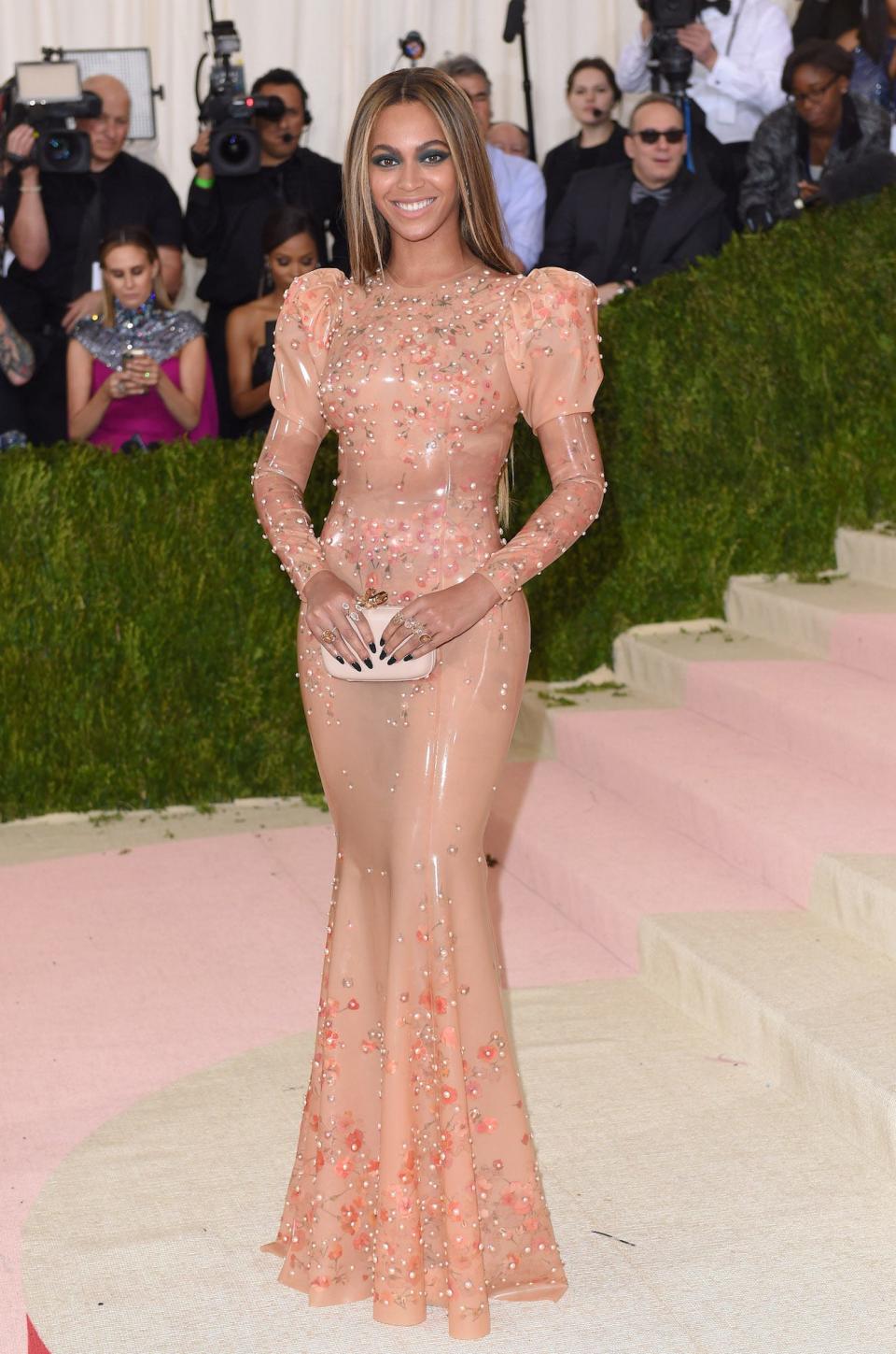 Beyoncé attends the 2016 Met Gala.