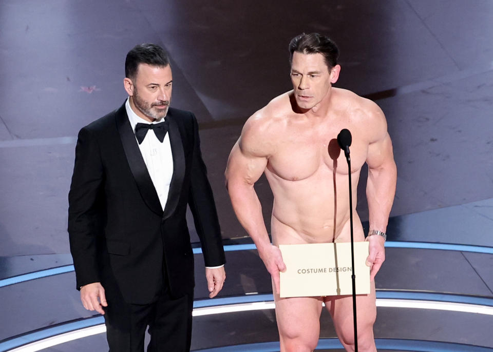 Jimmy Kimmel y John Cena presentando el premio a Mejor Diseño de Vestuario. (Foto de Rich Polk/Variety via Getty Images)