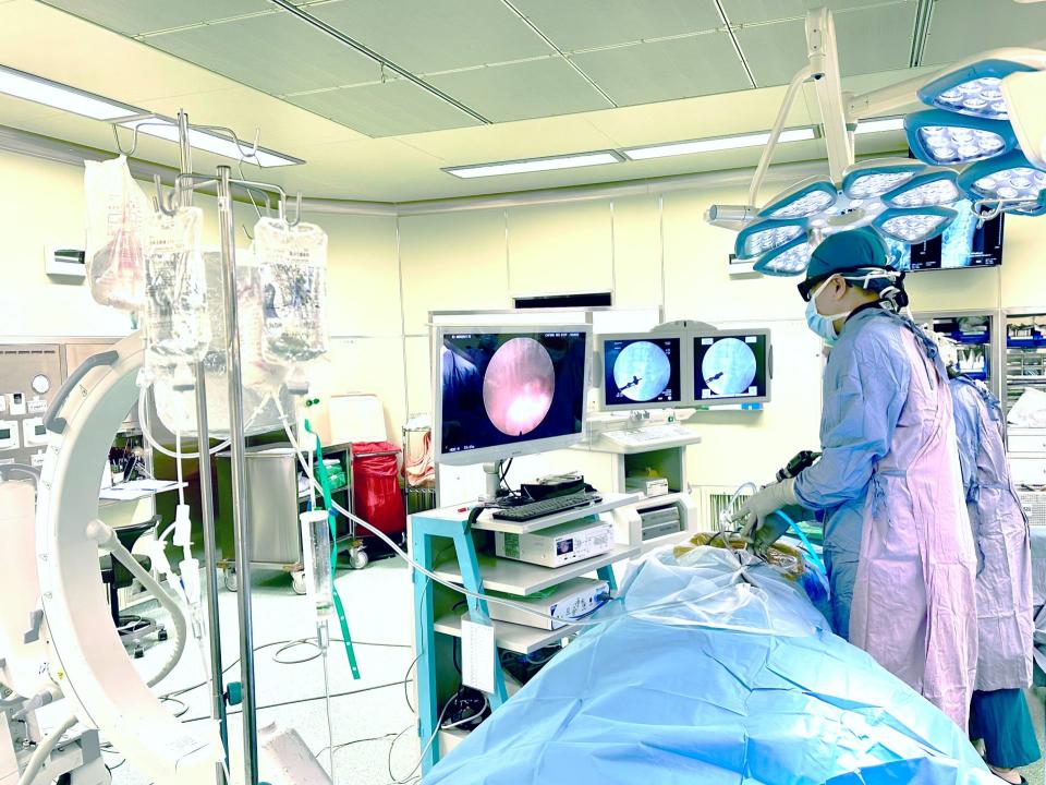 脊椎內視鏡手術器械與裝備。