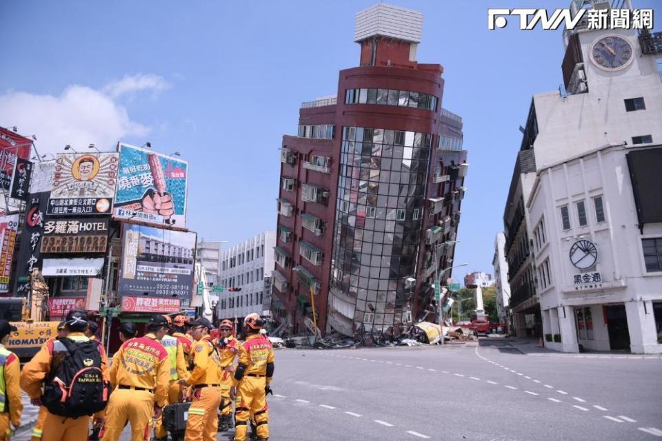 位於花蓮的天王星大樓因地震嚴重傾斜。（圖／消防署提供）