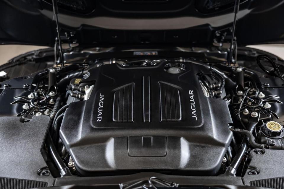  Jaguar F-TYPE R 75 搭載 5.0L V8 機械增壓引擎，提供 575PS 最大動力。