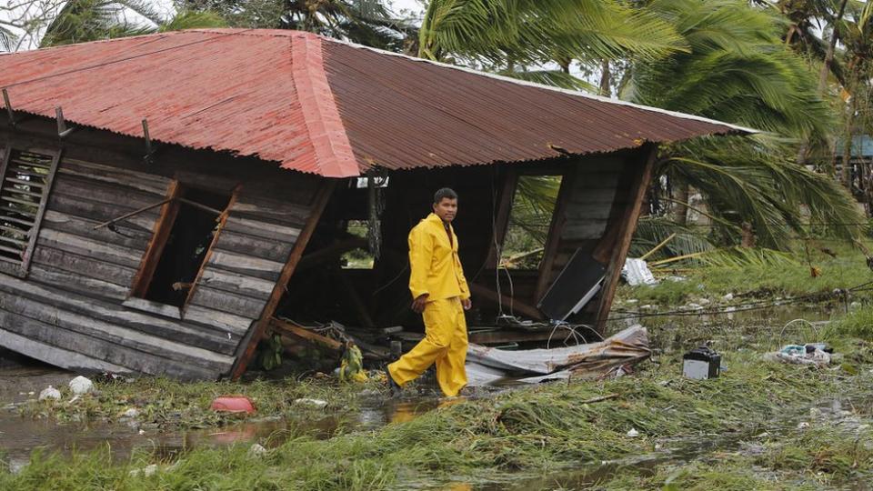 Muchas de las casas de madera u otras construcciones precarias no resistieron la furia de los vientos.