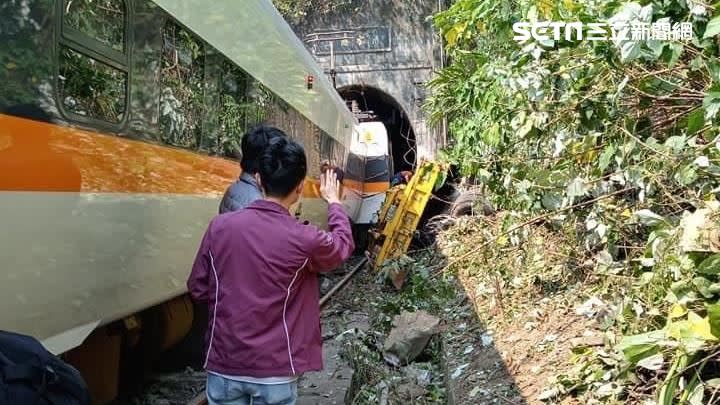 太魯閣號2日撞上滑落到軌道上的工程車，造成列車出軌重大傷亡。（圖／翻攝畫面）