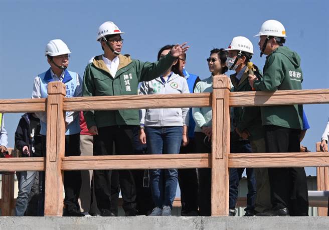 高雄市長陳其邁（前左二）30日上午到林園區視察東西汕海堤整體環境營造工程。（林瑞益攝）