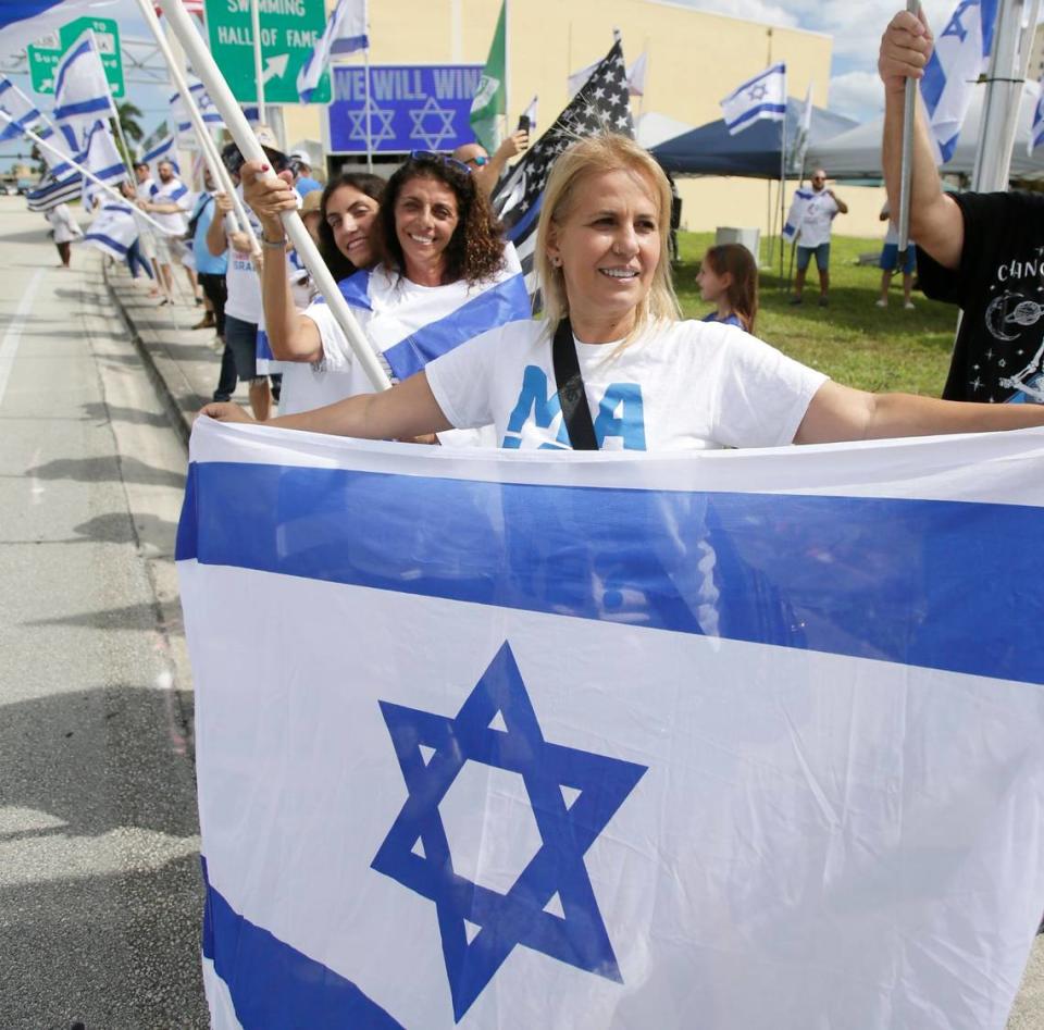 Osnat Shati, de Hollywood, y Leeza y Ashley Farreel, de Weston (al fondo), expresando su apoyo para Israel y condenando la agresión de Hamás contra Israel durante la protesta del 8 de octubre de 2023 en Fort Lauderdale.