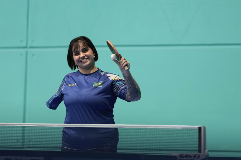 La brasileña Bruna Alexandre se entrena durante los Juegos Panamericanos en Santiago, Chile, el domingo 29 de octubre de 2023. Alexandre tiene un solo brazo y compite en tenis de mesa. (AP Foto/Matías Delacroix)