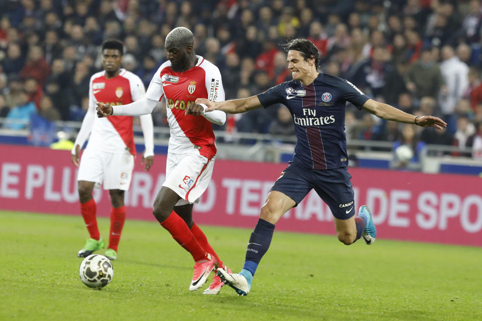 Monaco's Tiemoue Bakayoko, left, challenges for the ball with PSG's Roberto Edinson Cavani during their League Cup final soccer match in Decines, near Lyon, central France, Saturday, April 1, 2017. (AP Photo/Laurent Cipriani)