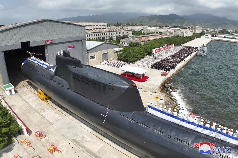 En esta imagen, proporcionada por el gobierno de Corea del Norte, se muestra lo que se identifica como un nuevo submarino nuclear, el "héroe Kim Kun Ok", durante su botadura en un lugar no especificado del país, el 6 de septiembre de 2023. (Agencia Central de Noticias de Corea/Korea News Service vía AP)