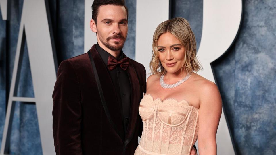 PHOTO: Matthew Koma and Hilary Duff attend the 2023 Vanity Fair Oscar Party in Beverly Hills, CA, March 12, 2023. (Cindy Ord/vf23/Getty Images for Vanity Fair)