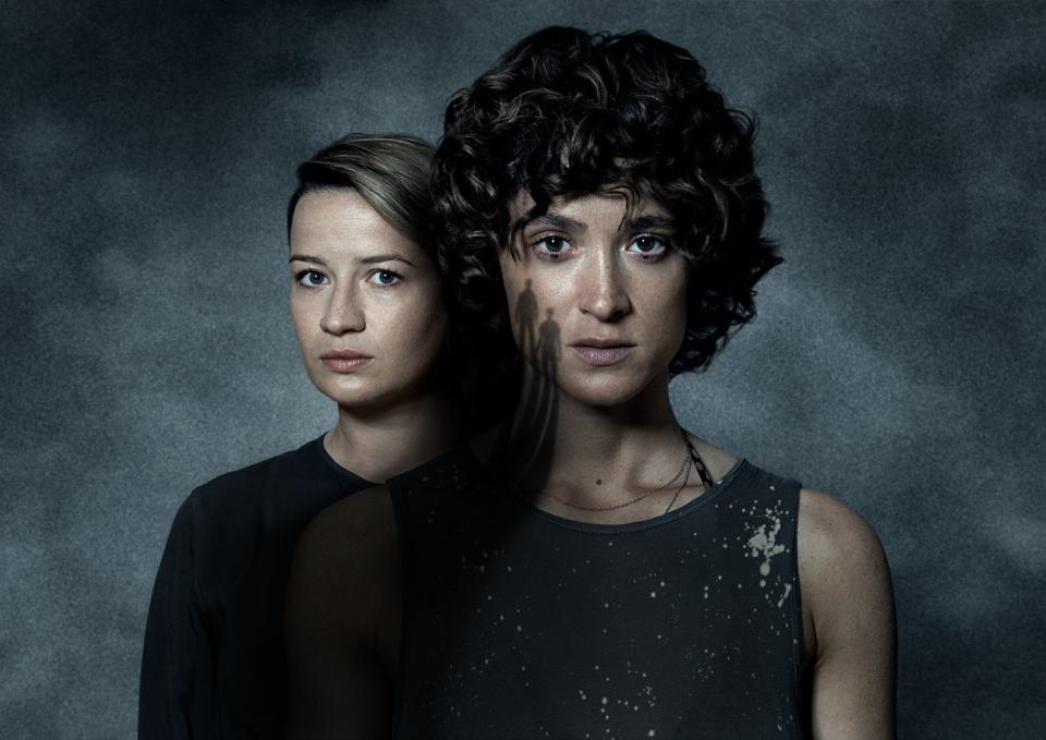 Maja (Nina Gummich) und Kim (Friederike Becht) sind in dem ZDF-Drama "So laut Du kannst" ein unschlagbares Team - bis zu Majas Vergewaltigung. Während Kim unerlässlich versucht, für Gerechtigkeit zu kämpfen, zerbricht ihre Freundin fast an der Last des Erlebten. Finden die beiden wieder zueinander? (Bild: ZDF / Marion von der Mehden)