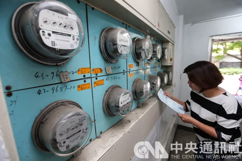 經濟部電價費率審議會17日決議，平均電價調漲11%，住宅每月用電701度以上調漲3%、千度以上調漲10%；小商店1501度以上漲3%，3001度以上調漲5%。(中央社＼檔案照片)