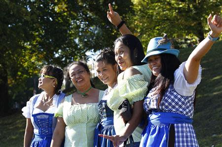 Filipinos, living in Germany, pose wearing traditional Bavarian Dirndls at Munich's 180th Oktoberfest October 3, 2013. REUTERS/Michaela Rehle