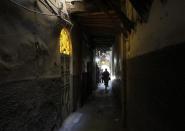 Syrians walk on a street in old Damascus September 10, 2013. REUTERS/Khaled al-Hariri