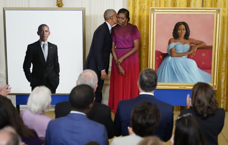 El expresidente Barack Obama besa a su esposa, Michelle, después de que revelaron sus retratos oficiales de la Casa Blanca durante una ceremonia de inauguración en el Salón Este de la Casa Blanca, el miércoles 7 de septiembre de 2022 en Washington. (AP Photo/Andrew Harnik)