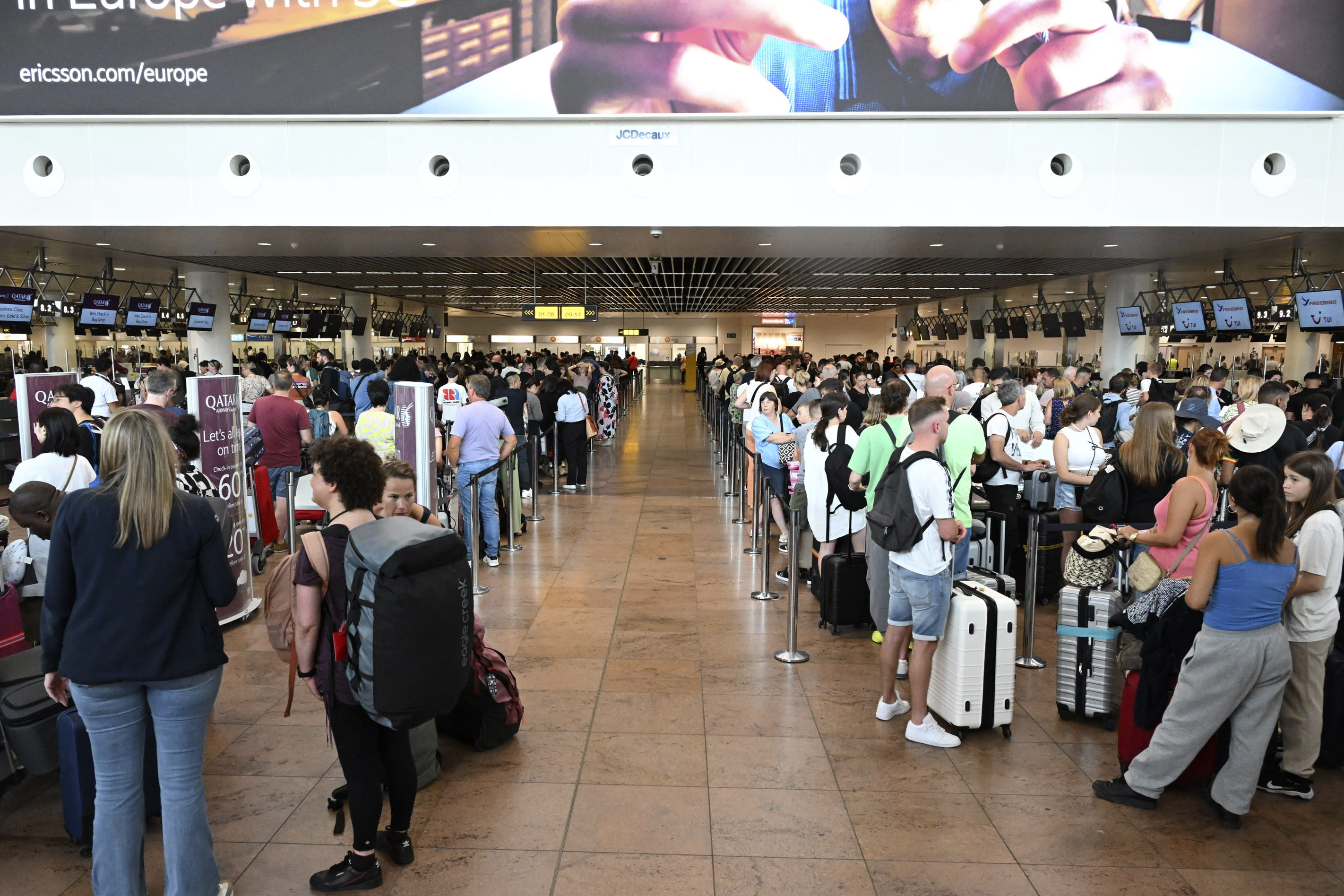 Hundreds of travellers are queuing at Brussels airport.