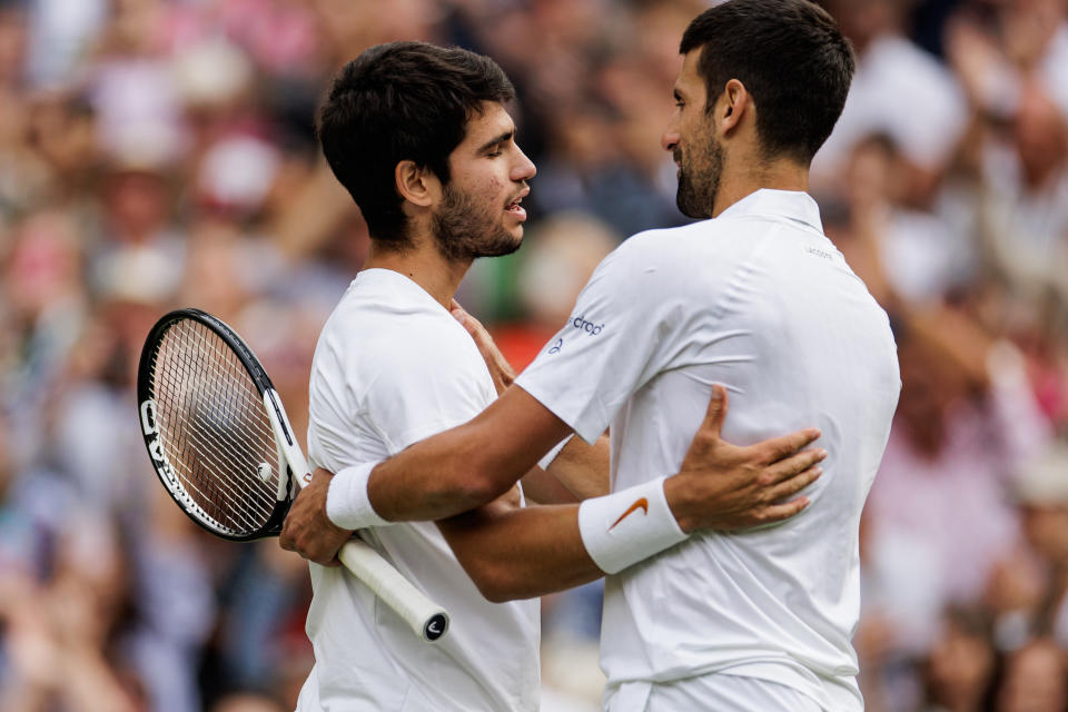 賽後Novak Djokovic也對Carlos Alcaraz釋出致意，並上前祝賀給予擁抱。(Photo by Frey/TPN/Getty Images)