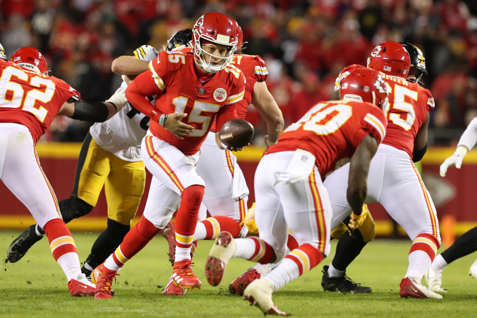 KANSAS CITY, MO - DECEMBER 26: Kansas City Chiefs quarterback Patrick Mahomes (15) looks to hand off to running back Derrick Gore (40) in the third quarter of an NFL game between the Pittsburgh Steelers and Kansas City Chiefs on Dec 26, 2021 at GEHA Field at Arrowhead Stadium in Kansas City, MO. (Photo by Scott Winters/Icon Sportswire via Getty Images)