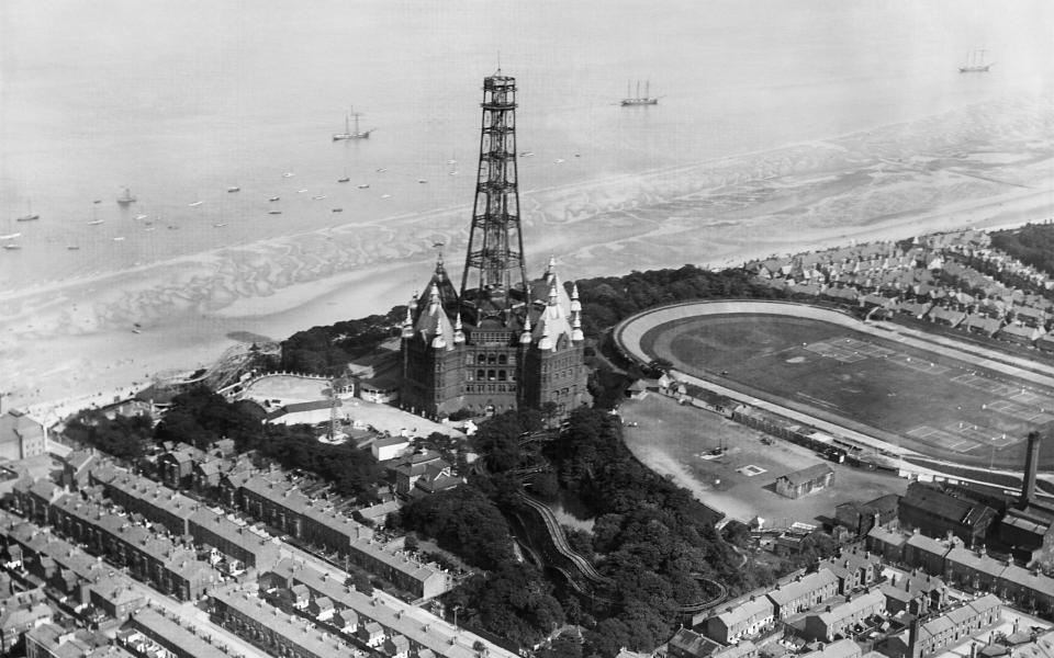 The dismantling of the tower - Getty