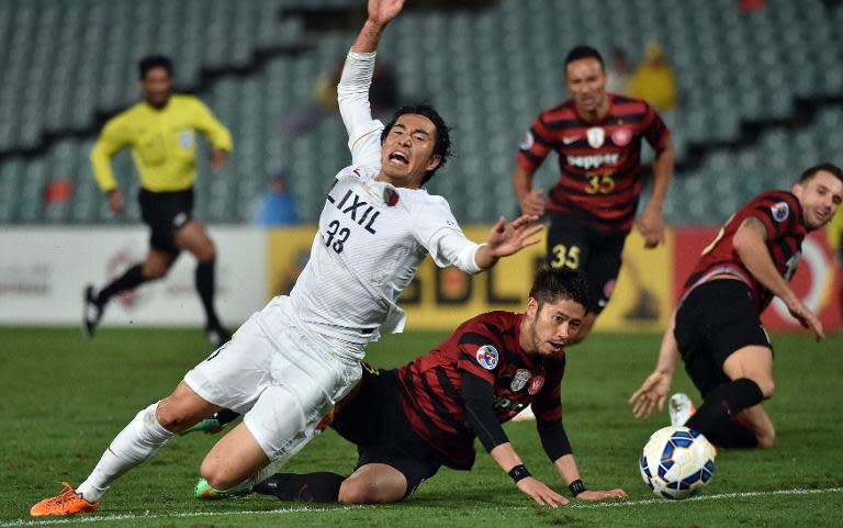 Mu Kanazaki (L) of Japan's Kashima Antlers fights for the ball with Yusuke Tanaka (C) of Australia's Western Sydney Wanderers during their AFC Champions League football match in Sydney on April 21, 2015