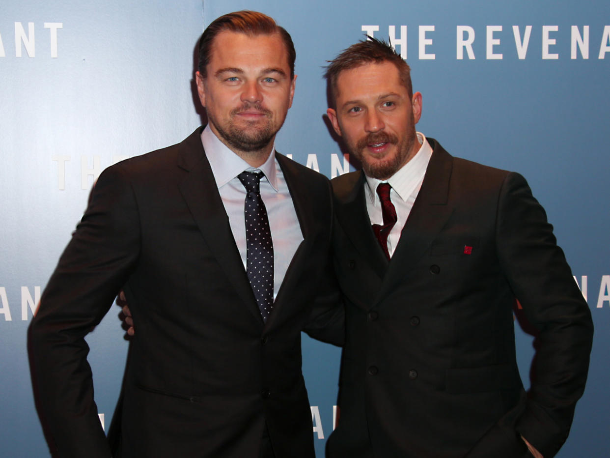 Tom Hardy (r.) hat nun ein dauerhaftes Andenken an seinen “The Revenant”-Co-Star Leonardo DiCaprio (Bild: Joel Ryan/Invision/AP)