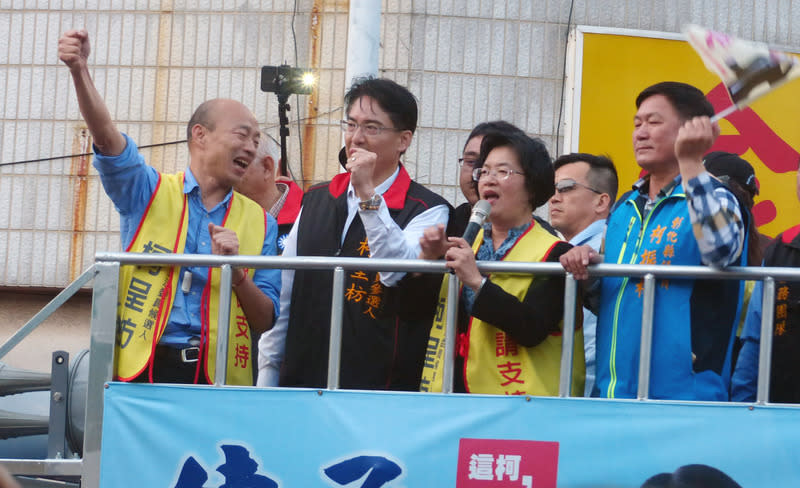 高雄市長韓國瑜（左）17日傍晚到彰化縣和美鎮，與縣長王惠美（前右2）一起替國民黨籍立委補選參選人柯呈枋（左2）助選，展開車隊掃街，沿途廣受支持者歡迎。圖片來源：中央社