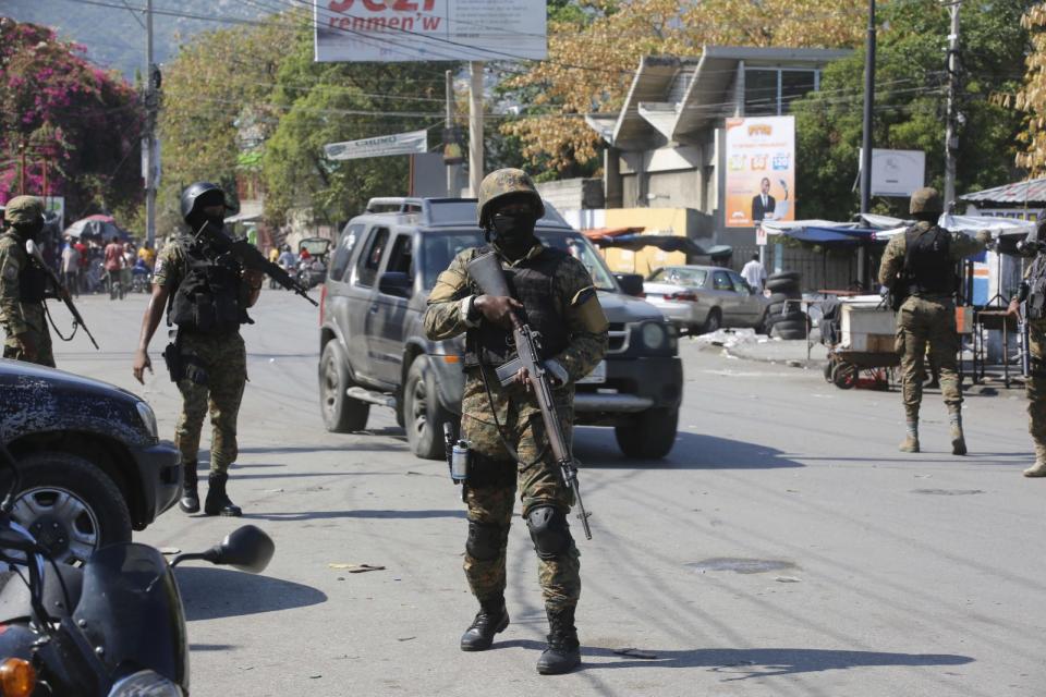 2023年3月9日，海地警方在太子港市中心一座車站附近設置防線。美聯社