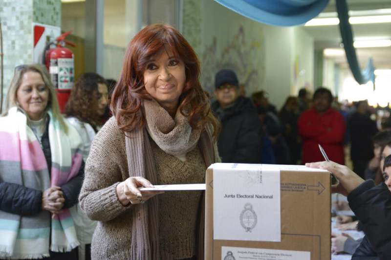 阿根廷11日舉行總統初選，前總統費南德斯也投下自己的神聖一票。（美聯社）