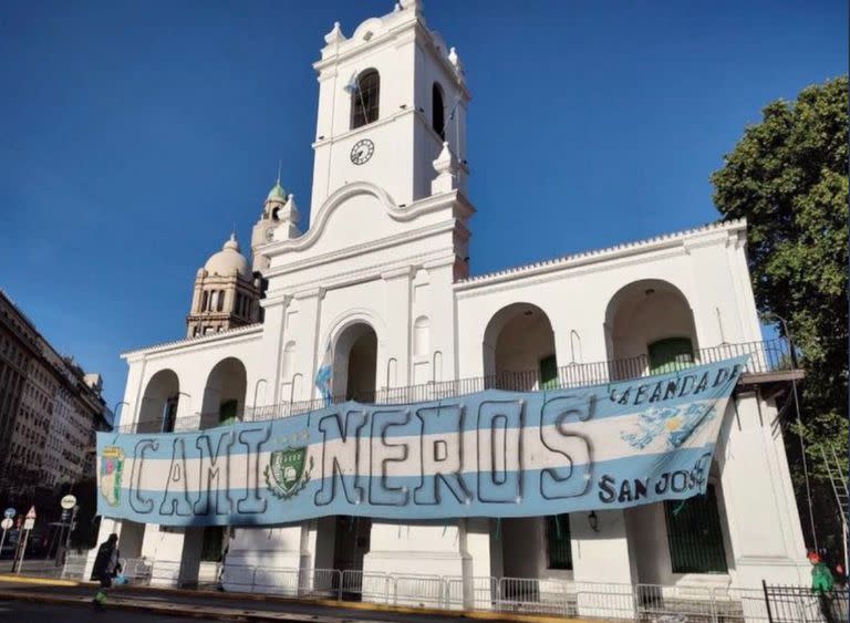 El gremio de Camioneros colgó una bandera en el Cabildo