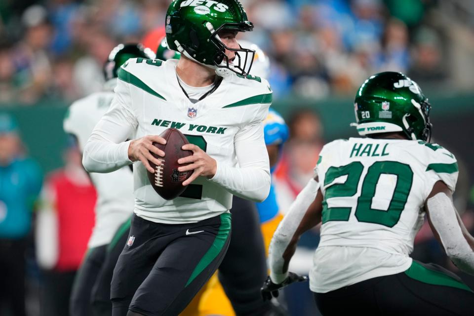New York, NY, US; New York Jets quarterback Zach Wilson (2) looks for an open teammate during the second quarter, at MetLife Stadium, Monday, November 6, 2023.