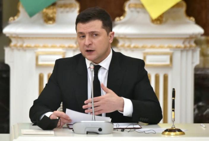 Ukrainian President Volodymyr Zelensky, seen speaking with his Azerbaijani counterpart Ilham Aliyev in Kyiv, has proposed a three-way crisis summit with the United States and Russia (AFP/Sergei SUPINSKY)