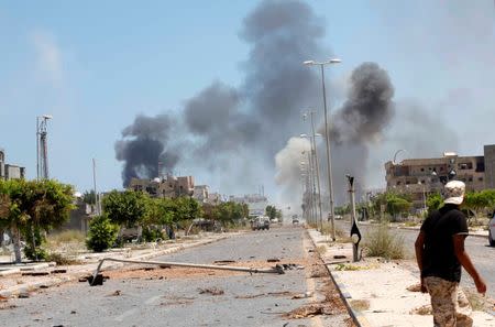 Smoke rises during a battle between Libyan forces allied with the U.N.-backed government and Islamic State fighters in neighborhood Number Two in Sirte, Libya August 16, 2016. REUTERS/Ismail Zitouny