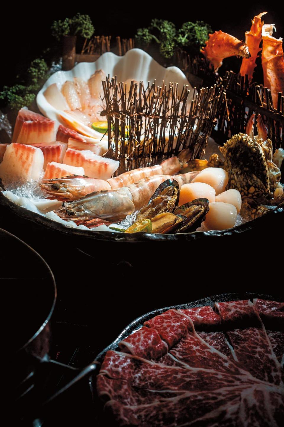 老四川的總匯海鮮有花蟹、大明蝦、干貝等8種海鮮，料多澎湃。（858元/份）