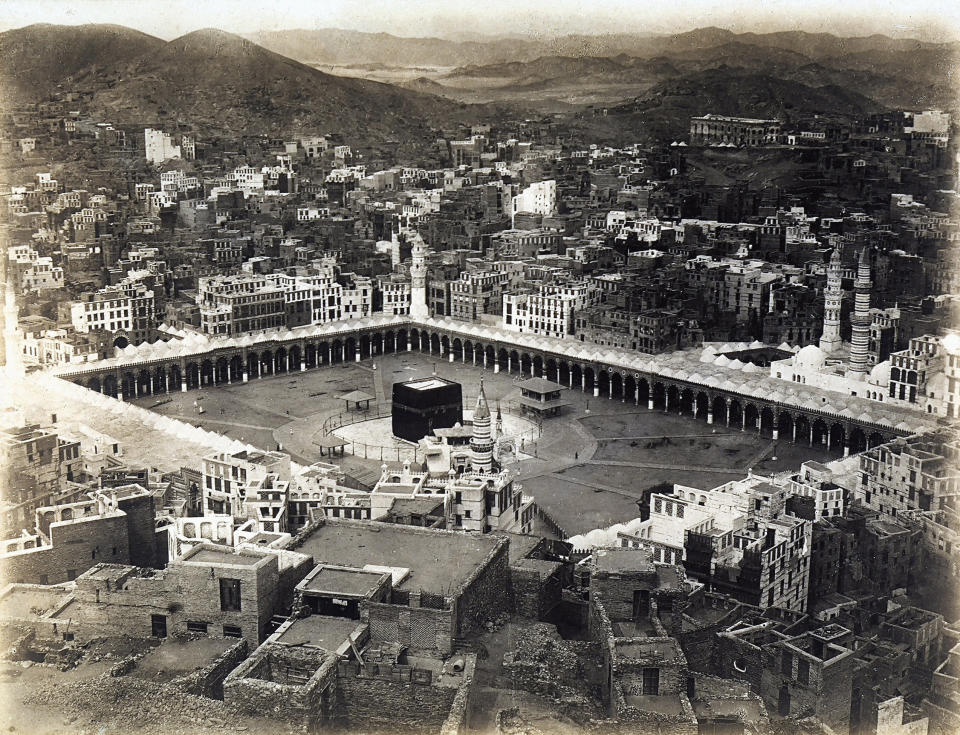 <strong>CIRCA 1935: Aerial view of the Mecca with the porticoes which surround the Ka'bah.</strong>