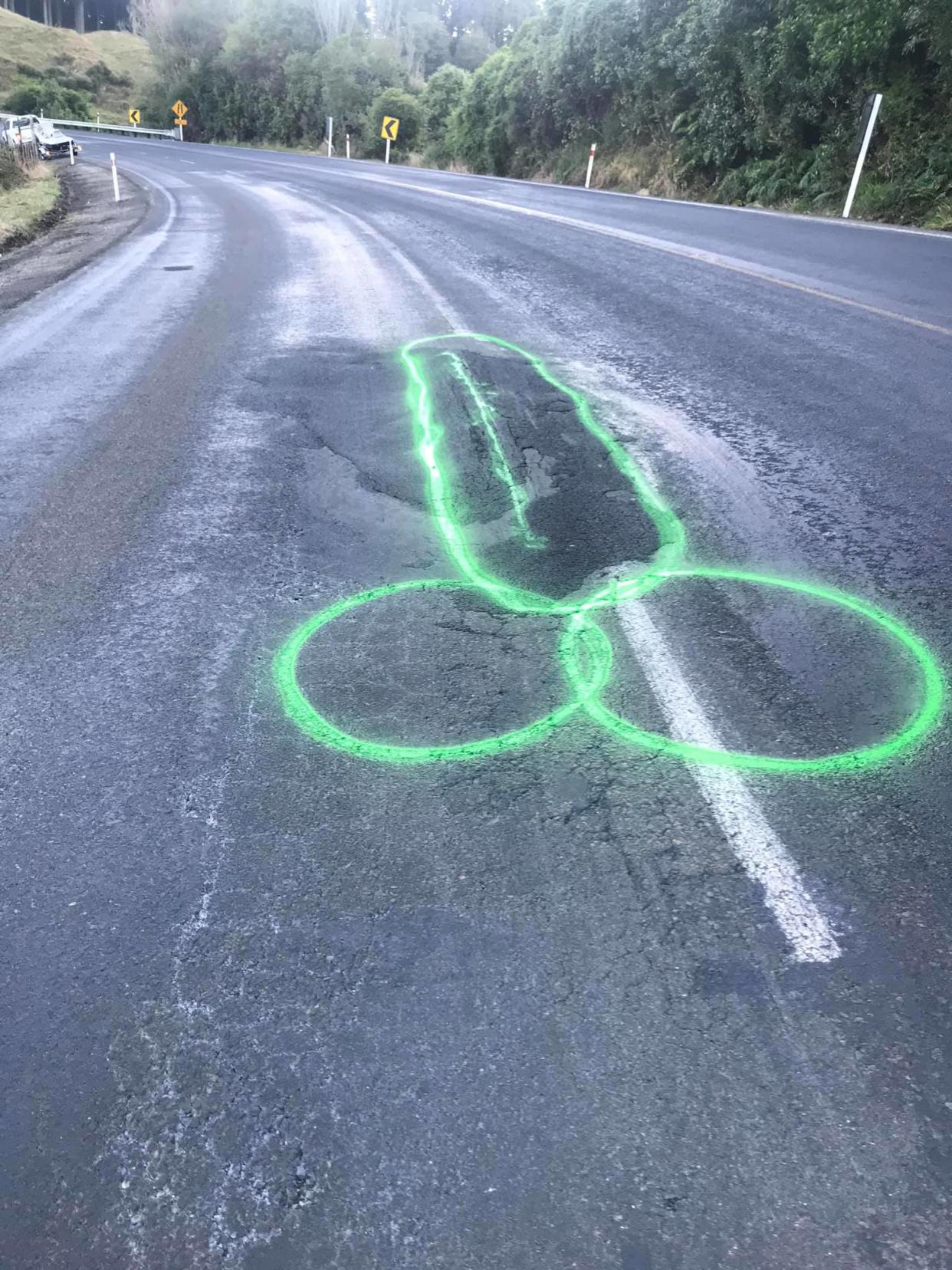 Geoff Upson enfrenta acciones legales por dibujar penes alrededor de los baches en Auckland. (Geoff Upson/Facebook)