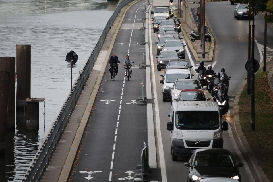 france paris transport road traffic bicycles