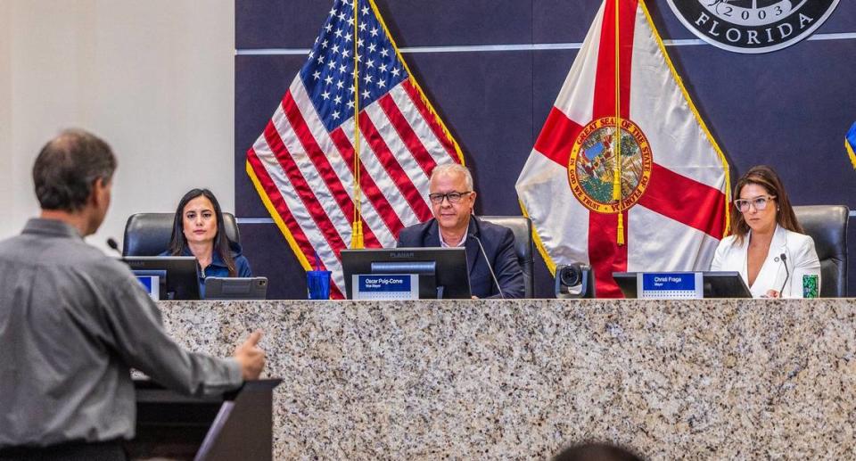 De izquierda a derecha: La concejal de la Ciudad de Doral Maureen Porras, el vicealcalde Oscar Puig-Corve y la alcaldesa Christi Fraga durante una reunión del concejo en el Ayuntamiento el miércoles 12 de junio de 2024.