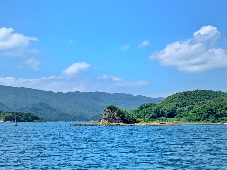 印洲塘海風浪不大，而圖中的巨石小島就是如玉璽的印洲。