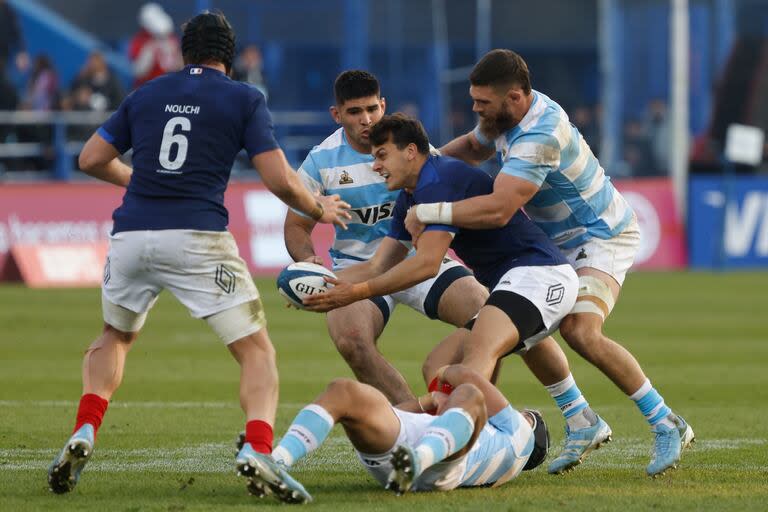 Marcos Kremer tacklea a Antoine Frisch, en una escena que completan Lenni Nouchi, Joaquín Oviedo y Santiago Chocobares, protagonistas de un partido que los franceses jugaron afectados frente a los Pumas.