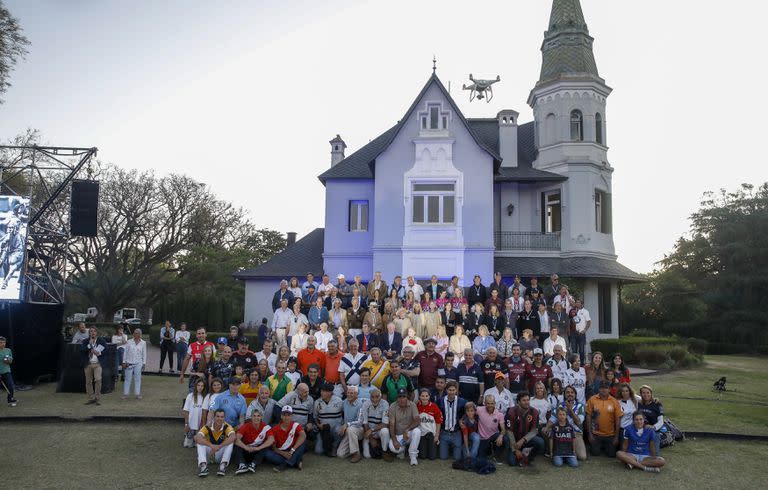 La foto de fin de fiesta, con las glorias arriba y camisetas de varios de los aproximadamente 300 clubes que componen la Asociación Argentina de Polo, ante el &quot;castillo&quot;.