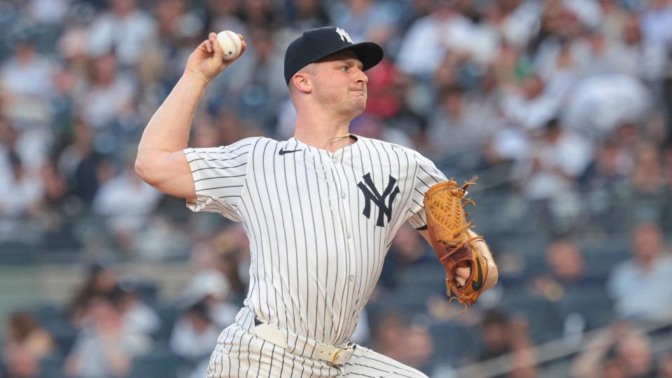 21 de mayo de 2024; Bronx, Nueva York, EE. UU.; El lanzador abridor de los Yankees de Nueva York, Clarke Schmidt (36), realiza un lanzamiento durante la tercera entrada contra los Marineros de Seattle en el Yankee Stadium. Crédito obligatorio: Vincent Carchietta-USA TODAY Sports