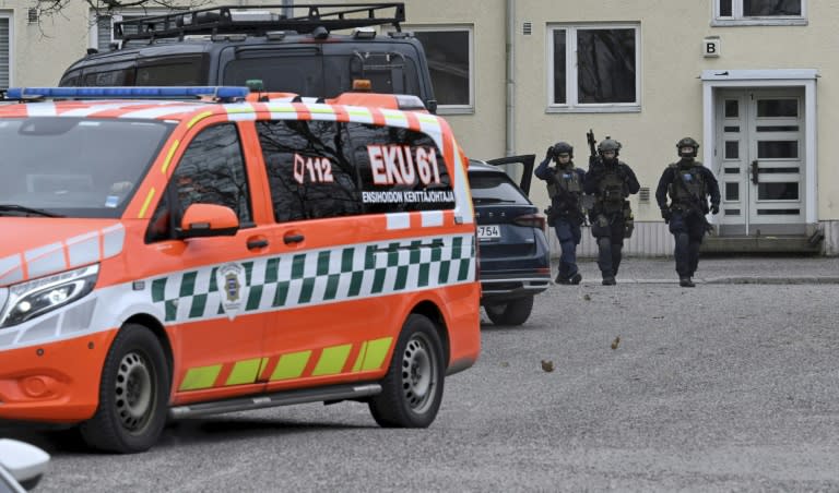 La policía finlandesa y una ambulancia acuden a la escuela primaria Viertola, en Vantaa, a las afueras de Helsinki, tras el tiroteo del 2 de abril de 2024 (Markku Ulander)